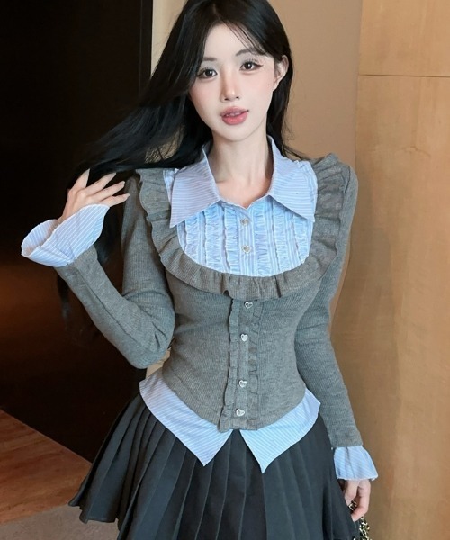 Sibra（シブラ）の「配色フェイクレイヤード フリル×ビジューボタン トップス（Tシャツ/カットソー・レディース・グレー/ブラック/ネイビー・M）」の14枚目の写真