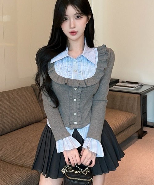 Sibra（シブラ）の「配色フェイクレイヤード フリル×ビジューボタン トップス（Tシャツ/カットソー・レディース・グレー/ブラック/ネイビー・M）」の15枚目の写真