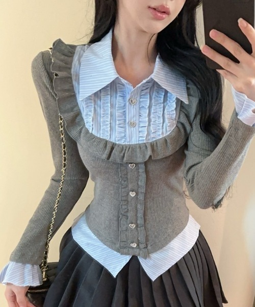 Sibra（シブラ）の「配色フェイクレイヤード フリル×ビジューボタン トップス（Tシャツ/カットソー・レディース・グレー/ブラック/ネイビー・M）」の17枚目の写真