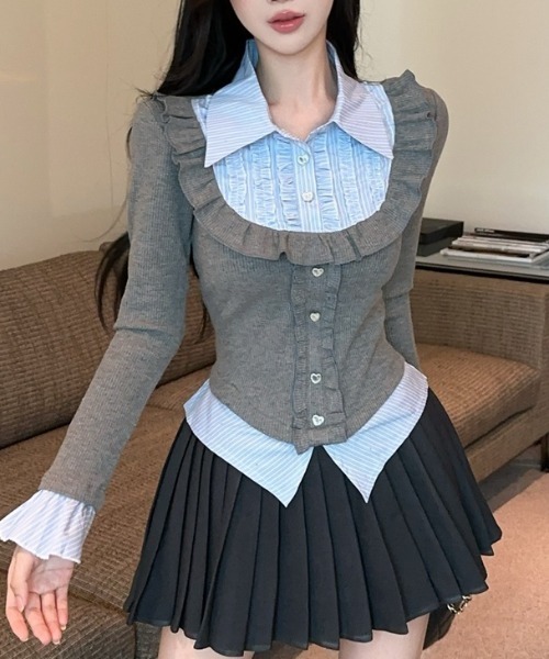 Sibra（シブラ）の「配色フェイクレイヤード フリル×ビジューボタン トップス（Tシャツ/カットソー・レディース・グレー/ブラック/ネイビー・M）」の19枚目の写真