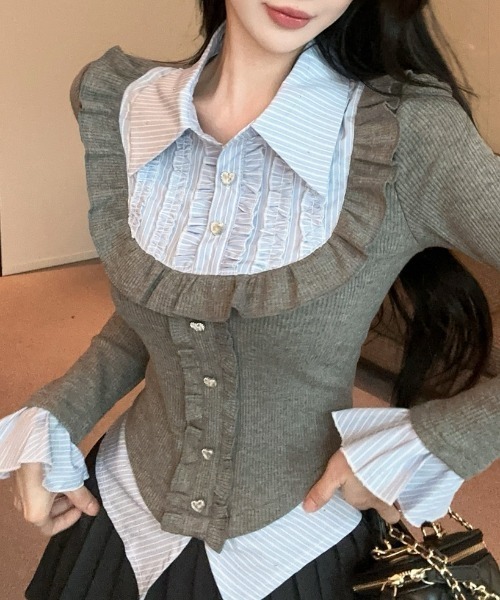 Sibra（シブラ）の「配色フェイクレイヤード フリル×ビジューボタン トップス（Tシャツ/カットソー・レディース・グレー/ブラック/ネイビー・M）」の20枚目の写真