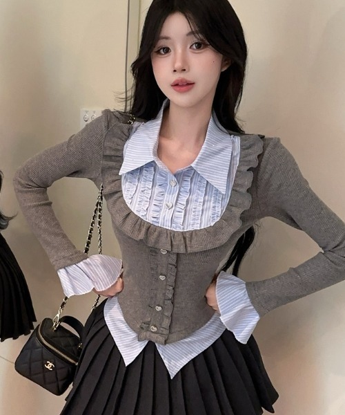 Sibra（シブラ）の「配色フェイクレイヤード フリル×ビジューボタン トップス（Tシャツ/カットソー・レディース・グレー/ブラック/ネイビー・M）」の21枚目の写真