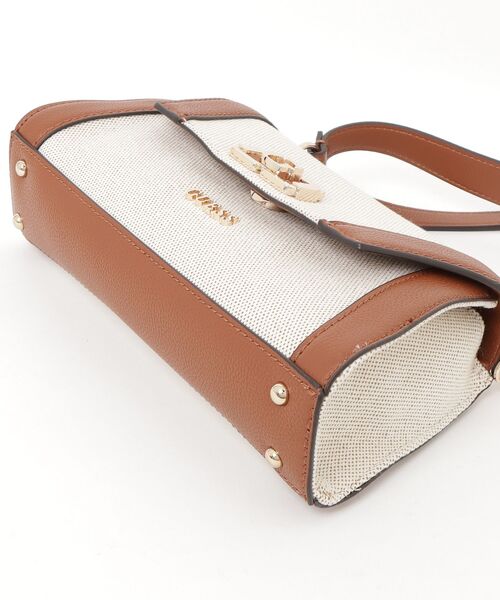 Guess（ゲス）の「KARNILLA Flap Shoulder Bag ショルダーバッグ  （ショルダーバッグ・レディース・ブラック/キャメル・ONE SIZE）」の18枚目の写真