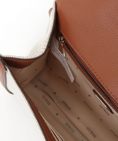 Guess（ゲス）の「KARNILLA Flap Shoulder Bag ショルダーバッグ  （ショルダーバッグ・レディース・ブラック/キャメル・ONE SIZE）」の19枚目の写真