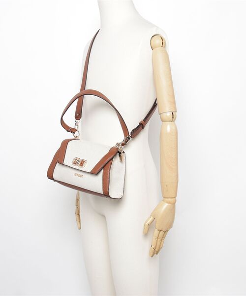 Guess（ゲス）の「KARNILLA Flap Shoulder Bag ショルダーバッグ  （ショルダーバッグ・レディース・ブラック/キャメル・ONE SIZE）」の20枚目の写真