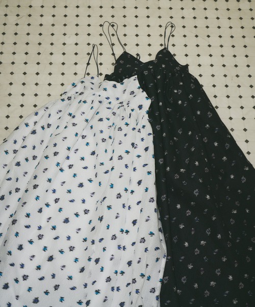 J1U by LA BELLE ETUDE（ジユウバイラベルエチュード）の「シアーフラワージャガードボリュームワンピース（ワンピース・レディース・ブラック/ホワイト・FREE）」の3枚目の写真