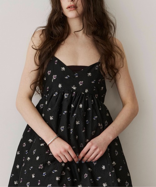 J1U by LA BELLE ETUDE（ジユウバイラベルエチュード）の「シアーフラワージャガードボリュームワンピース（ワンピース・レディース・ブラック/ホワイト・FREE）」の13枚目の写真