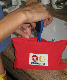 MOODBETTER（ムード ベター）の「LABEL POUCH RED（ポーチ）」