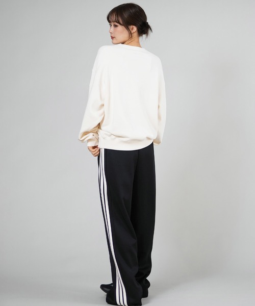 adidas(アディダス)の「adidas/アディダス W VERBIAGE クルースウェット QF007(スウェット・レディース・オフホワイト/ネイビー・M/L)」の12枚目の写真