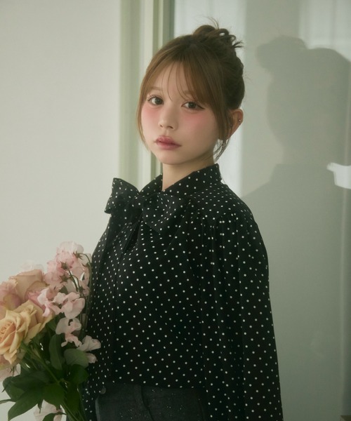 TITTY&CO.（ティティーアンドコー）の「ドット柄リボンタイブラウス（シャツ/ブラウス・レディース・ブラック/ホワイト・FREE）」の2枚目の写真