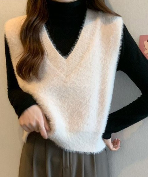 ReRe(リリ)の「ふわふわVネックニットベスト(ベスト・レディース・ブラック/ワインレッド/グリーン/ダークブラウン/ピンク/オフホワイト/ベージュ・FREE)」の5枚目の写真