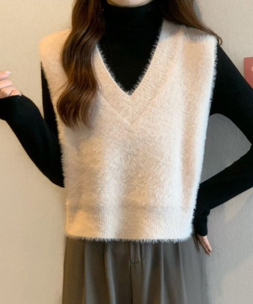 ReRe(リリ)の「ふわふわVネックニットベスト(ベスト・レディース・ブラック/ワインレッド/グリーン/ダークブラウン/ピンク/オフホワイト/ベージュ・FREE)」の15枚目の写真