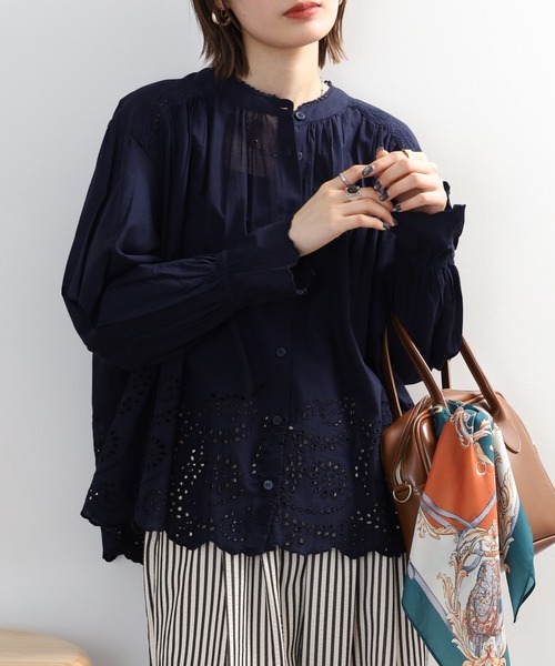 FUNALIVE(ファンアライブ)の「シフリー刺繍袖口スカラップ前開きブラウス 長袖(シャツ/ブラウス・レディース・ブラック/ネイビー/グレイッシュベージュ・M-L)」の4枚目の写真