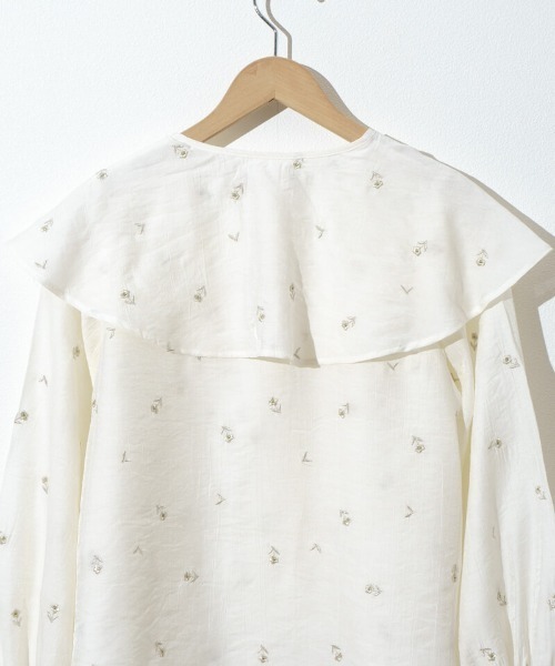 flower（フラワー）の「ルミナスエンブロイダリーブラウス（シャツ/ブラウス・レディース・ブルー/ホワイト・FREE）」の5枚目の写真