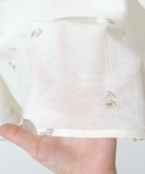 flower（フラワー）の「ルミナスエンブロイダリーブラウス（シャツ/ブラウス・レディース・ブルー/ホワイト・FREE）」の11枚目の写真