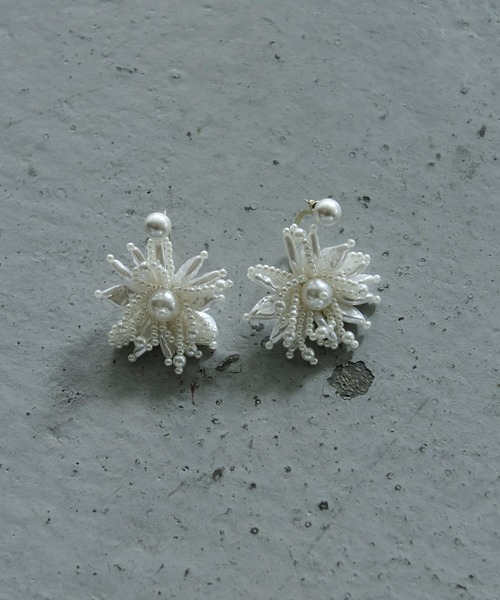 Ezick(エジック)の「imitation pearl flower pierced earrings(ピアス(両耳用)・レディース・オフホワイト・FREE)」の2枚目の写真