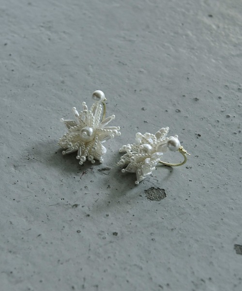 Ezick(エジック)の「imitation pearl flower pierced earrings(ピアス(両耳用)・レディース・オフホワイト・FREE)」の3枚目の写真