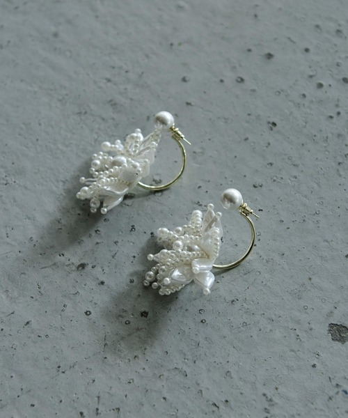 Ezick(エジック)の「imitation pearl flower pierced earrings(ピアス(両耳用)・レディース・オフホワイト・FREE)」の4枚目の写真