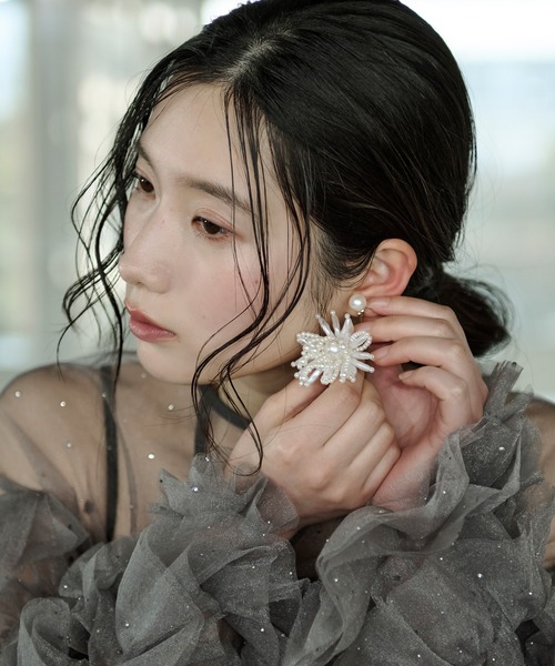 Ezick(エジック)の「imitation pearl flower pierced earrings(ピアス(両耳用)・レディース・オフホワイト・FREE)」の5枚目の写真