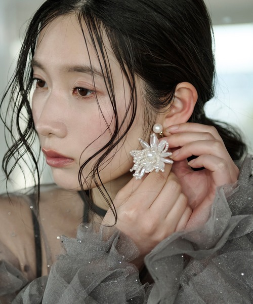 Ezick(エジック)の「imitation pearl flower pierced earrings(ピアス(両耳用)・レディース・オフホワイト・FREE)」の6枚目の写真