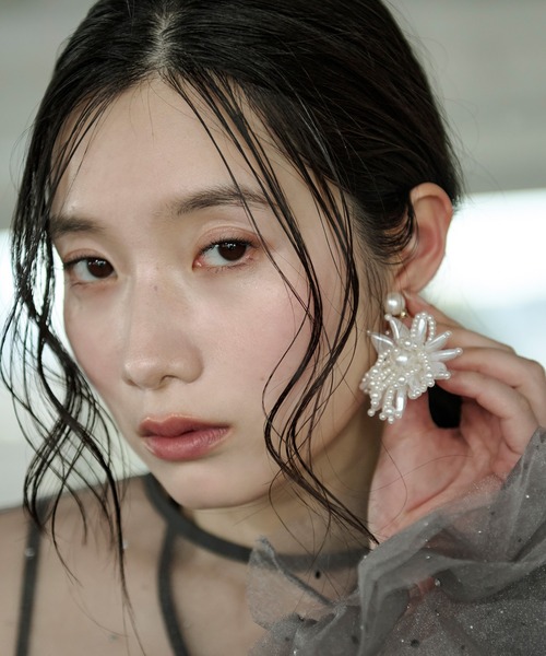 Ezick(エジック)の「imitation pearl flower pierced earrings(ピアス(両耳用)・レディース・オフホワイト・FREE)」の7枚目の写真