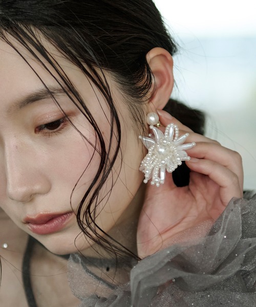 Ezick(エジック)の「imitation pearl flower pierced earrings(ピアス(両耳用)・レディース・オフホワイト・FREE)」の8枚目の写真