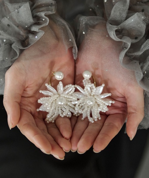 Ezick(エジック)の「imitation pearl flower pierced earrings(ピアス(両耳用)・レディース・オフホワイト・FREE)」の9枚目の写真