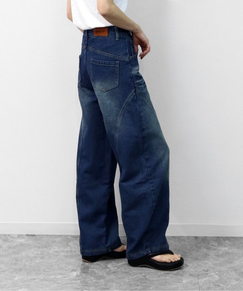 THE CELL.(ザセルドット)の「カーブシーム コクーンワイド デニム CURVED SEAM COCOON WIDE DENIM(デニムパンツ・レディース・インディゴブルー・M/L/XL/S)」の1枚目の写真