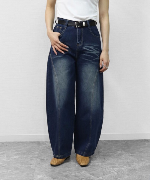 THE CELL.(ザセルドット)の「カーブシーム コクーンワイド デニム CURVED SEAM COCOON WIDE DENIM(デニムパンツ・レディース・インディゴブルー・M/L/XL/S)」の2枚目の写真