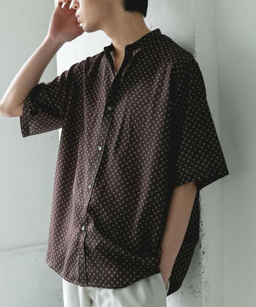 URBAN RESEARCH DOORS（アーバンリサーチドアーズ）の「バンドカラーショートスリーブ 総柄シャツ（シャツ/ブラウス・メンズ・ブラウン/ブラック/ネイビー・LARGE/MEDIUM）」の3枚目の写真