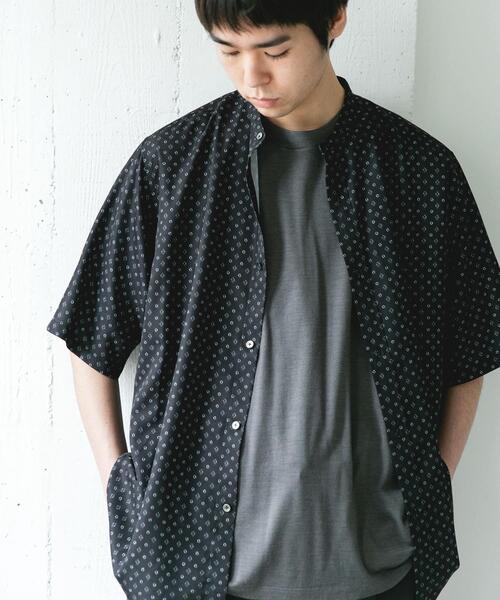 URBAN RESEARCH DOORS（アーバンリサーチドアーズ）の「バンドカラーショートスリーブ 総柄シャツ（シャツ/ブラウス・メンズ・ブラウン/ブラック/ネイビー・LARGE/MEDIUM）」の2枚目の写真