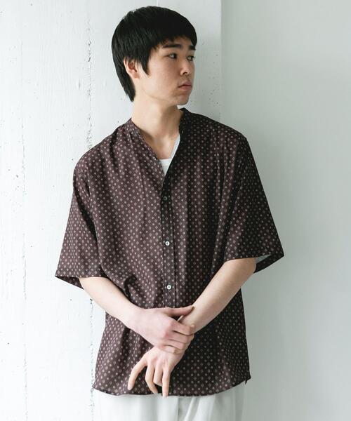 URBAN RESEARCH DOORS（アーバンリサーチドアーズ）の「バンドカラーショートスリーブ 総柄シャツ（シャツ/ブラウス・メンズ・ブラウン/ブラック/ネイビー・LARGE/MEDIUM）」の4枚目の写真