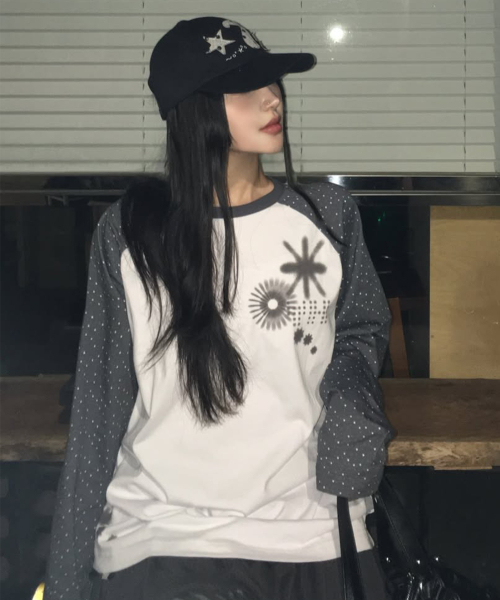 YOUHEE(ユヒ)の「STAR RAGLAN LONG SLEEVE_BLACK(Tシャツ/カットソー・レディース・その他・FREE)」の2枚目の写真