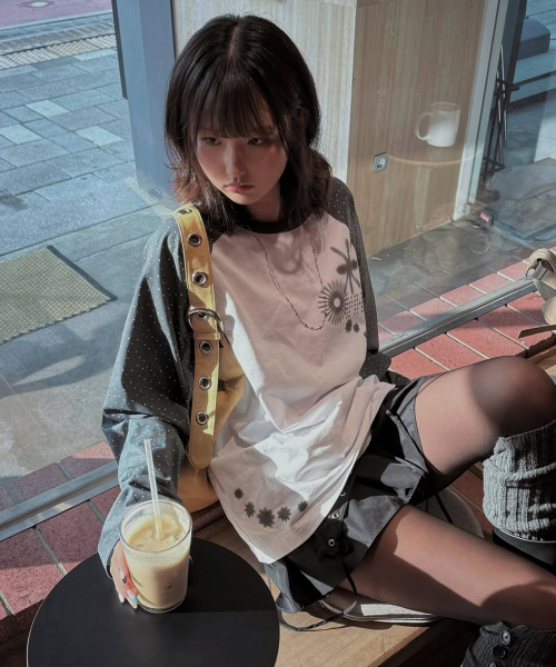 YOUHEE(ユヒ)の「STAR RAGLAN LONG SLEEVE_BLACK(Tシャツ/カットソー・レディース・その他・FREE)」の3枚目の写真