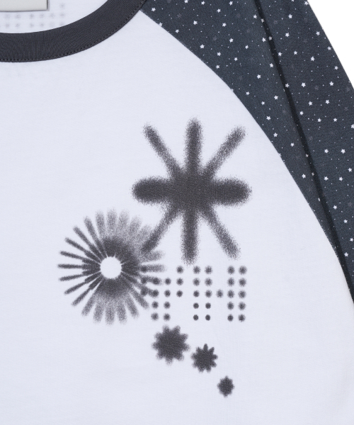 YOUHEE(ユヒ)の「STAR RAGLAN LONG SLEEVE_BLACK(Tシャツ/カットソー・レディース・その他・FREE)」の6枚目の写真