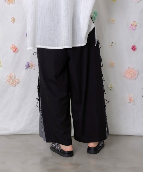 iS ScoLar(イズスカラー)の「562203:パラコード×蝶刺繍 配色デニムワイドパンツ(その他パンツ・レディース・ブラック/ブルー・M)」の5枚目の写真
