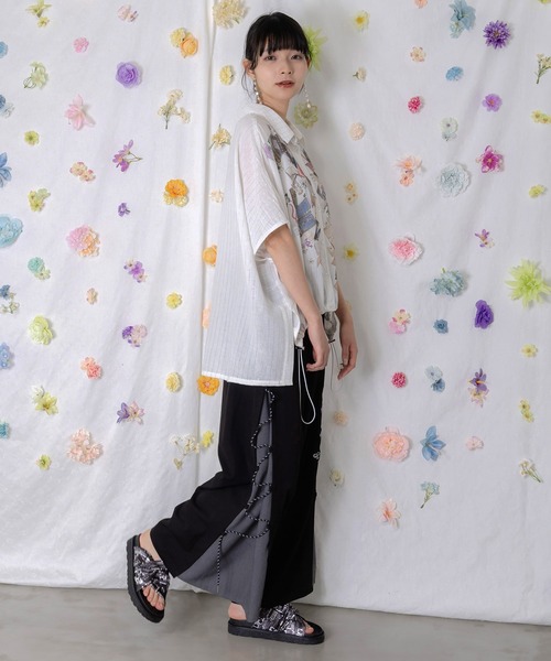 iS ScoLar(イズスカラー)の「562203:パラコード×蝶刺繍 配色デニムワイドパンツ(その他パンツ・レディース・ブラック/ブルー・M)」の7枚目の写真