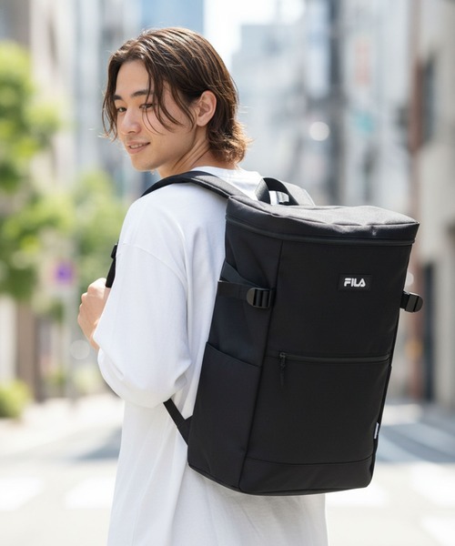 FILA(フィラ)の「【FILA/フィラ】【通勤・通学などデイリー使いに◎ 20L A4サイズ対応】スクエアデイパック PCポケット 部活 韓国ファッション ストリート(バックパック/リュック・メンズ・ブラック/レッド・FREE)」の1枚目の写真