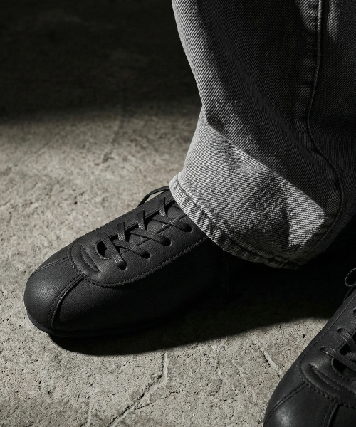 FIRENZE ATELIER（フィレンツェアトリエ）の「[SECOND.A] ユニセックスレトロデイリースニーカーSN5600UX [ヌバックブラック]（スニーカー・レディース・ブラック・23cm/24cm/25cm/26cm/27cm/28cm）」の2枚目の写真