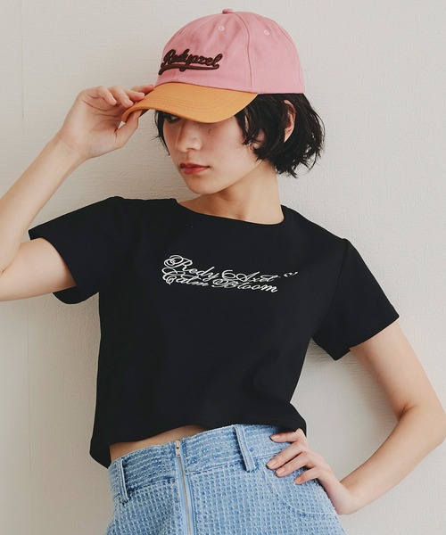 REDYAZEL(レディアゼル)の「カリグラフィーロゴエンブロイダリークロップドTシャツ(Tシャツ/カットソー・レディース・ブラック/ホワイト/ベージュ/ミント・FREE)」の2枚目の写真