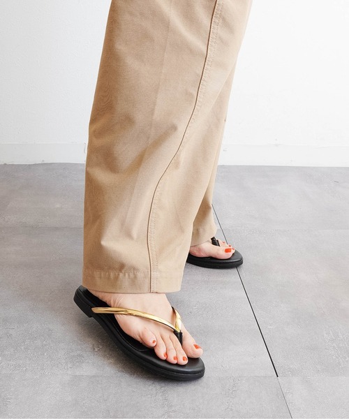 Fabby fabby(ファビィーファビィー)の「【大人の抜け感】ゴールドライントングフラットサンダル(サンダル・レディース・ブラック/ブラウン/ゴールド・MEDIUM/LARGE/SMALL)」の4枚目の写真