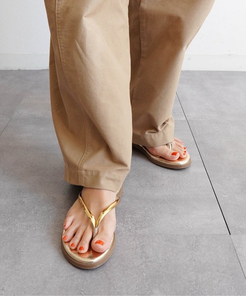 Fabby fabby(ファビィーファビィー)の「【大人の抜け感】ゴールドライントングフラットサンダル(サンダル・レディース・ブラック/ブラウン/ゴールド・MEDIUM/LARGE/SMALL)」の5枚目の写真