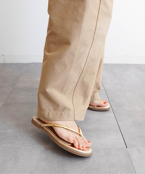 Fabby fabby(ファビィーファビィー)の「【大人の抜け感】ゴールドライントングフラットサンダル(サンダル・レディース・ブラック/ブラウン/ゴールド・MEDIUM/LARGE/SMALL)」の6枚目の写真