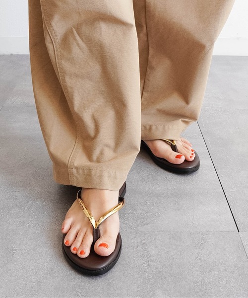 Fabby fabby(ファビィーファビィー)の「【大人の抜け感】ゴールドライントングフラットサンダル(サンダル・レディース・ブラック/ブラウン/ゴールド・MEDIUM/LARGE/SMALL)」の7枚目の写真