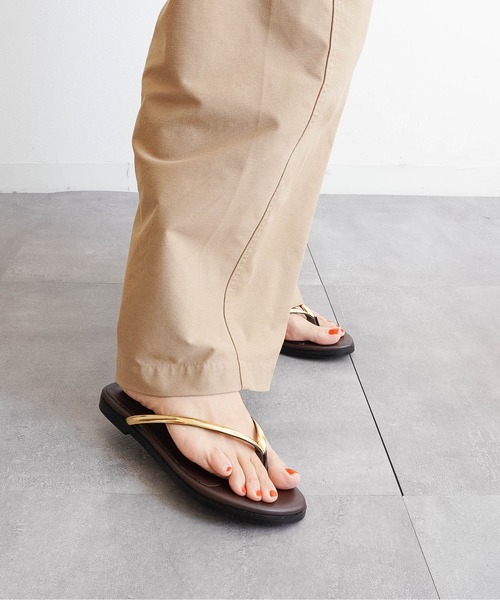 Fabby fabby(ファビィーファビィー)の「【大人の抜け感】ゴールドライントングフラットサンダル(サンダル・レディース・ブラック/ブラウン/ゴールド・MEDIUM/LARGE/SMALL)」の8枚目の写真