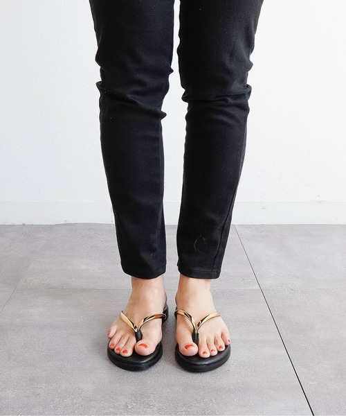 Fabby fabby(ファビィーファビィー)の「【大人の抜け感】ゴールドライントングフラットサンダル(サンダル・レディース・ブラック/ブラウン/ゴールド・MEDIUM/LARGE/SMALL)」の10枚目の写真