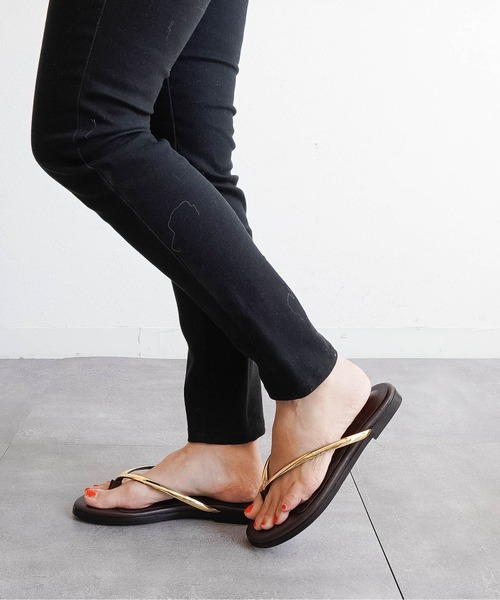 Fabby fabby(ファビィーファビィー)の「【大人の抜け感】ゴールドライントングフラットサンダル(サンダル・レディース・ブラック/ブラウン/ゴールド・MEDIUM/LARGE/SMALL)」の17枚目の写真