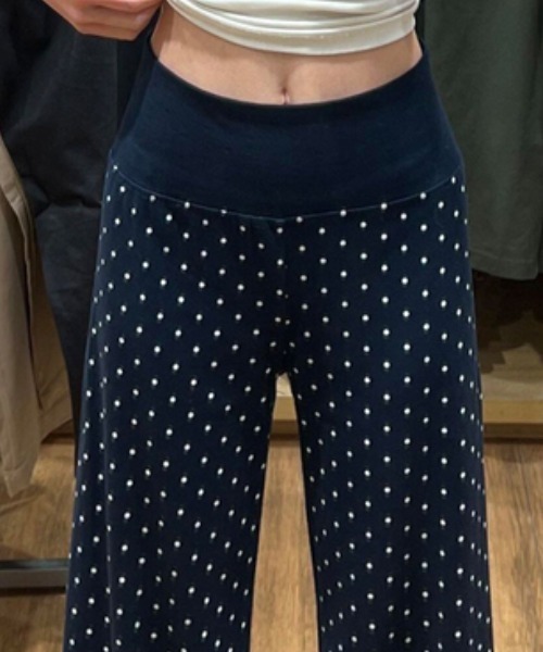 AMAJI(アマジ)の「ドット柄 イージー フレアパンツ(その他パンツ・レディース・グレー/ブラック/ネイビー/ブラウン・SMALL/MEDIUM/LARGE/X-LARGE)」の4枚目の写真