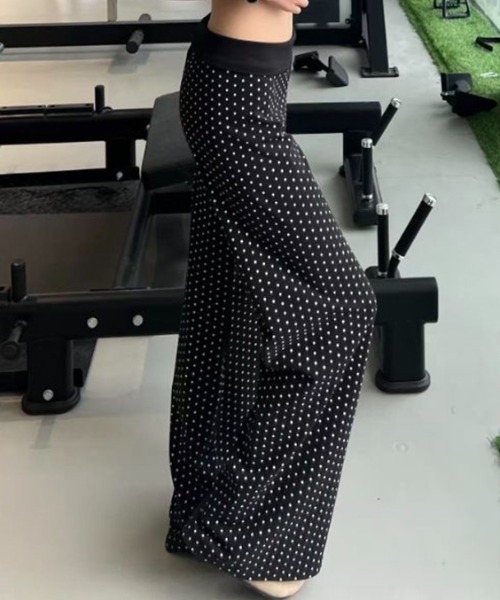 AMAJI(アマジ)の「ドット柄 イージー フレアパンツ(その他パンツ・レディース・グレー/ブラック/ネイビー/ブラウン・SMALL/MEDIUM/LARGE/X-LARGE)」の2枚目の写真