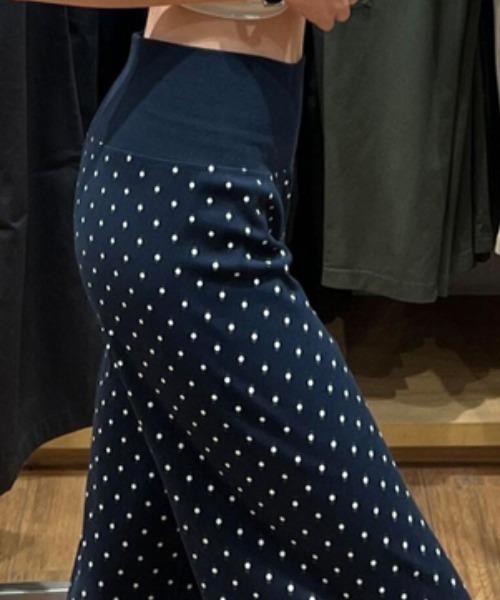 AMAJI(アマジ)の「ドット柄 イージー フレアパンツ(その他パンツ・レディース・グレー/ブラック/ネイビー/ブラウン・SMALL/MEDIUM/LARGE/X-LARGE)」の7枚目の写真
